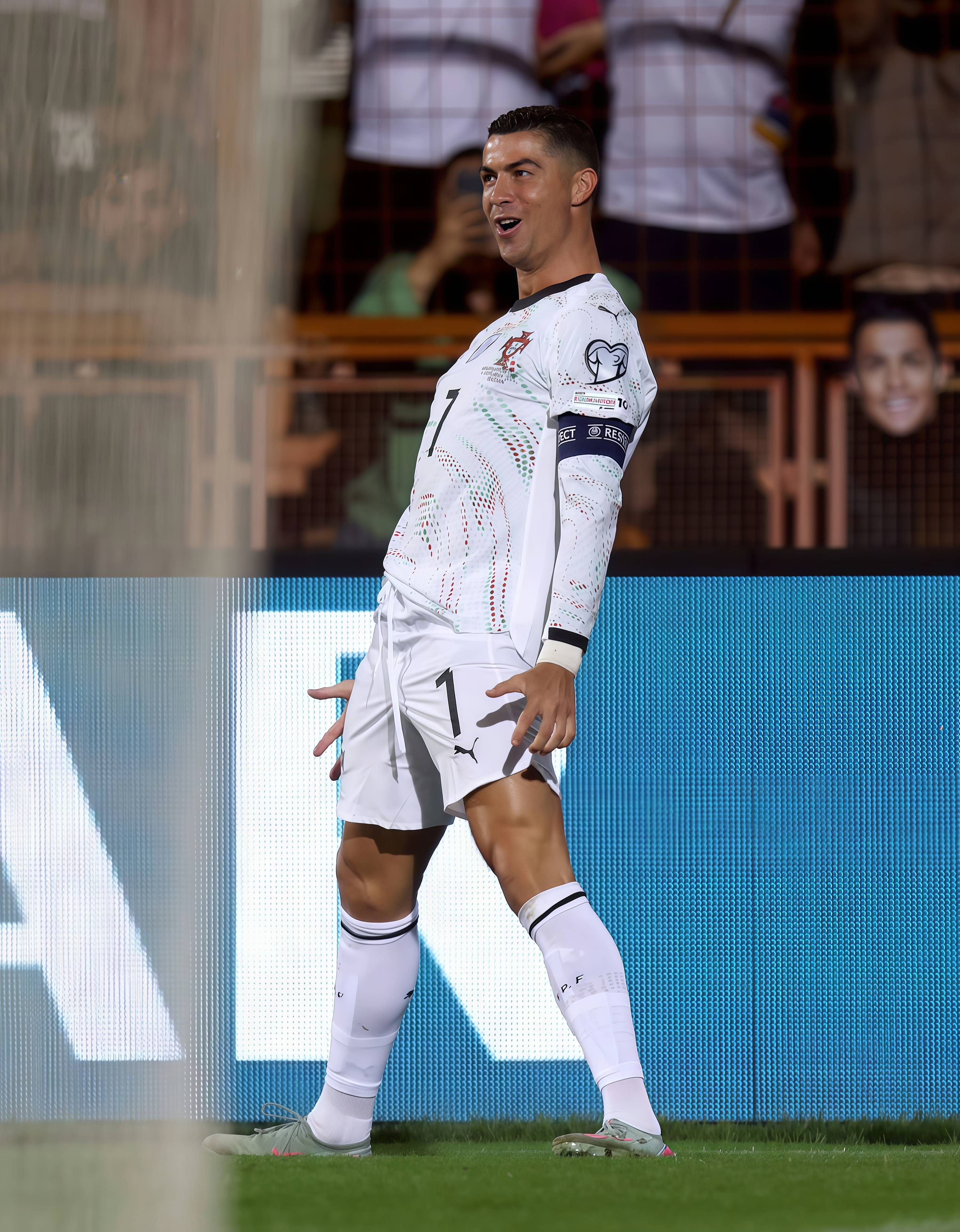 雷火电竞网站-AC米兰险胜国米，C罗梅开二度欧冠的简单介绍